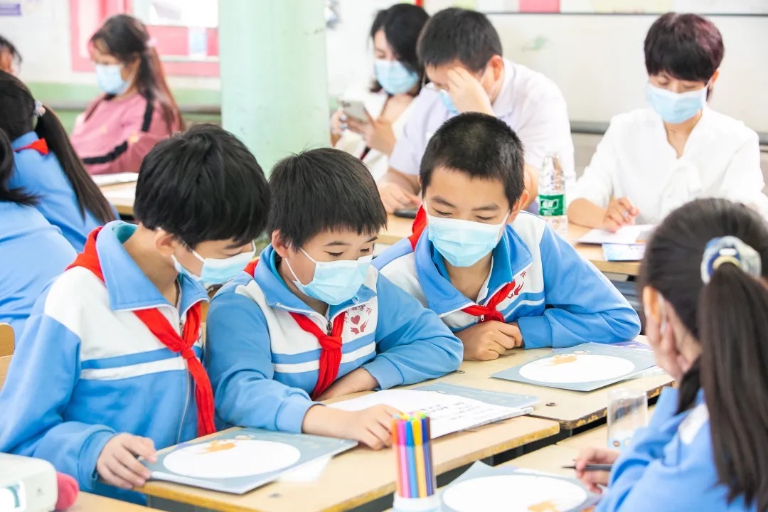 中华儿慈会与心灵放映室牵手行知小学——走进“开学第一课”