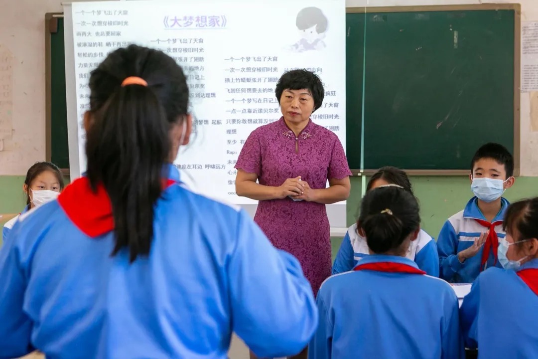 中华儿慈会与心灵放映室牵手行知小学——走进“开学第一课”