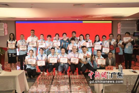 现场颁发爱心推广大使证书。(主办方供图) 